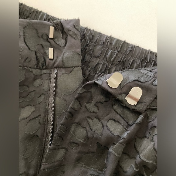 Good American Midnight Leopard
Burnout Shorts Size 3 - Picture 8 of 8